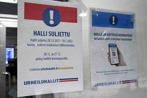Halli suljettu -kyltti Mäkelänrinteen uimahallin ovessa Helsingissä tiistaina.