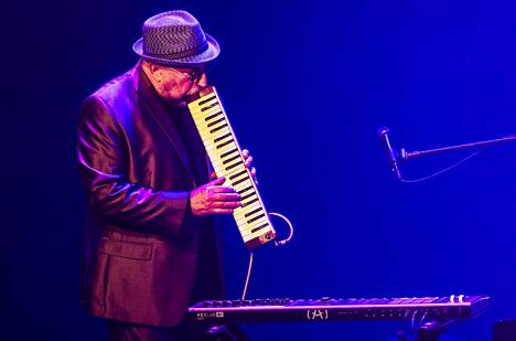 Keyboardist Steve Nieve, who worked with Elvis Costello for a long time, also played melodica at the concert. 