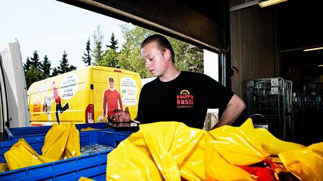 Kuljettaja Mika Kumpulainen on lähdössä kuljettamaan verkkokaupan kautta tilattuja ruokaostoksia kohti toimitusosoitetta.