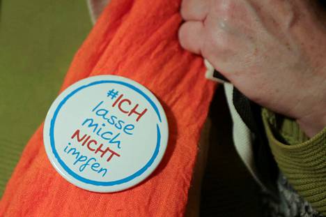 Mielenosoittajan rintamerkki ilmoitti Frankfurtissa marraskuussa: Minä en ota rokotusta.
