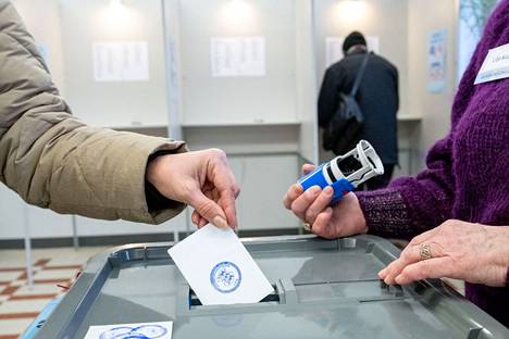 Virolaiset äänestivät sunnuntaina 5. maaliskuuta maan parlamenttivaaleissa, joissa nykyisen pääministerin Kaja Kallaksen reformipuolue otti voiton.