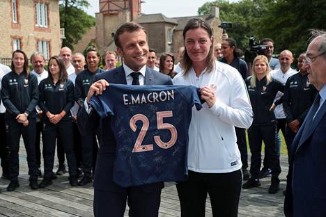 Ranskan naisten maajoukkueen valmentaja Corinne Diacre poseerasi Ranskan presidentti Emmanuel Macronin kanssa, kun presidentti tapasi joukkuetta kesäkuun alussa.