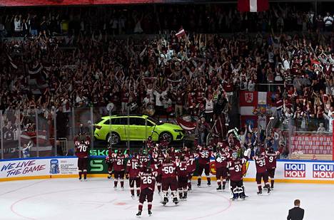 Latvian pelaajat juhlivat historiallista välieräpaikkaa hurmioituneen kotiyleisönsä edessä.