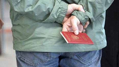 Mies seisoi sunnuntaina Vaalimaan rajanylityspaikalla Venäjän passi kädessään. 