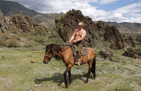 Vuonna 2009 Venäjän silloinen pääministeri Vladimir Putin kuvautti itsensä ratsastamassa ilman paitaa. Putin oli lomailemassa Tuvan tasavallassa.