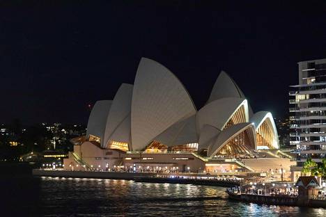 Sydneyn oopperatalon valaistusta vähennettiin lauantaina ilmastotapahtuma Earth Hourin aikana.