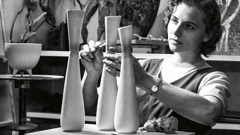 Lillemor Mannerheim oli 50-luvulla tunnustettu modernisti, mutta hänen keramiikkaansa myytiin miehen nimellä – nyt Marskin veljenpojan tyttären töitä esitellään designmuseossa Ruotsissa