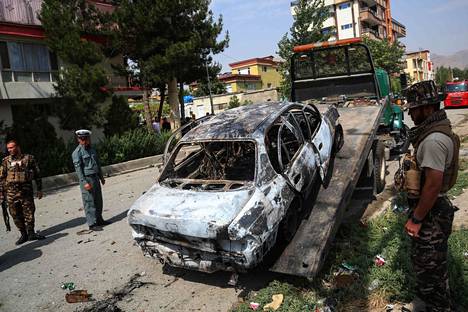 Turvajoukot vartioivat autoa, josta raketit ammuttiin tiistaina Kabulissa.