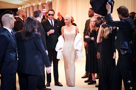 Kim Kardashian on tunnettu monesta realitysarjasta. Hän saapui Met-gaalaan miesystävänsä, koomikko Pete Davidsonin kanssa.