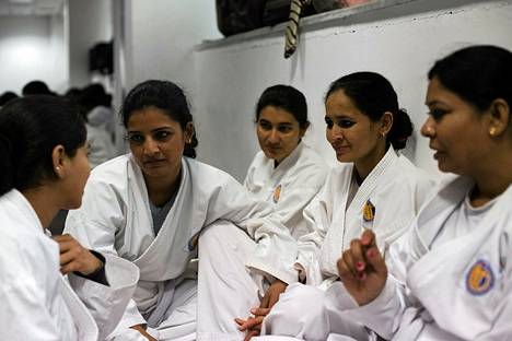 Delhiläiset naiskonstaapelit harjoittelivat itsepuolustusta tammikuussa 2015.
