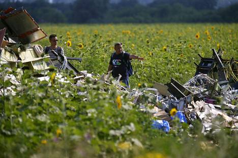Lento-onnettomuustutkijat tutkivat  Malaysia Airlinesin matkustajakone MH-17:n putoamispaikkaa Rozsypnen kylän lähellä Donetskin alueella 22. heinäkuuta 2014.
