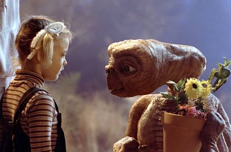 Näyttelijä Drew Barrymore (vasemmalla) kertoo nyt, että hän piti elokuvan E.T.-hahmoa elävänä ystävänään.
