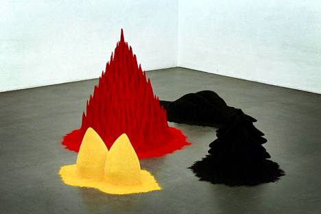 Anish Kapoorille tunnusomaisia pigmenttiteoksia on ollut esillä Helsingissä paitsi Taidehallissa myös Ars-näyttelyissä. Teos White Sand, Red Millet, Many Flowers oli vuoden 2001 Arsissa. 