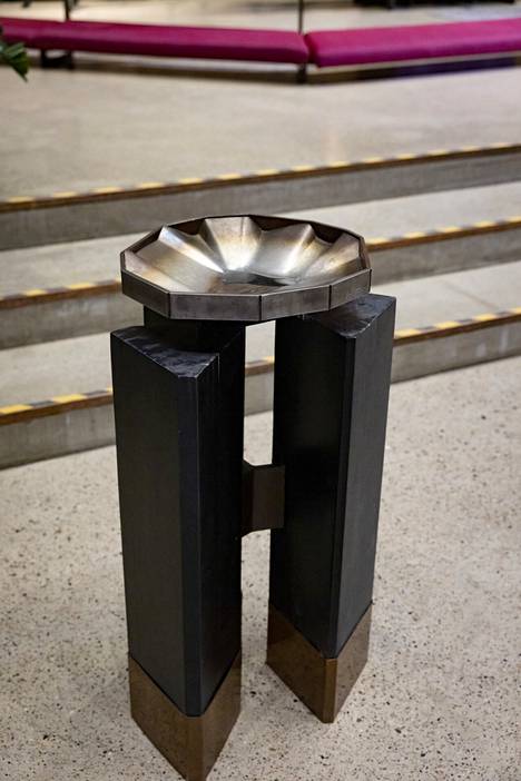 In the picture, the altar cup of Espoonlahti church, designed by Kauko Moisio.  He has also designed the altar cup of the church in Temppeliaukio.