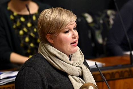 Valtiovarainministeri Annika Saarikko (kesk) puhui eduskunnan budjettikeskustelussa tiistaina. 