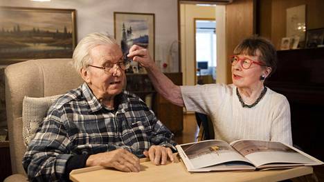 Emeritaprofessori ja vanhustenhoidon asiantuntija Sirkka-Liisa Kivelä on puolisonsa, sosiaalineuvos Mauri Akkasen omaishoitaja. Kuva on otettu vuosi sitten pariskunnan kotona.