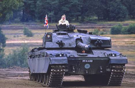 Trussin tankkikuvaa on verrattu entisen pääministerin Margaret Thatcherin vastaavaan. Kuvassa Thatcher, joka nousi panssariauton kyytiin Länsi-Saksassa vuonna 1986.