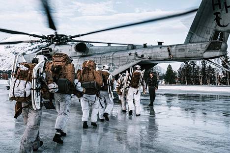 Norjalaisia sotilaita lastattiin amerikkalaisen helikopterin kyytiin maaliskuussa Pohjois-Norjassa järjestetyssä suuressa Cold Response -harjoituksessa. 