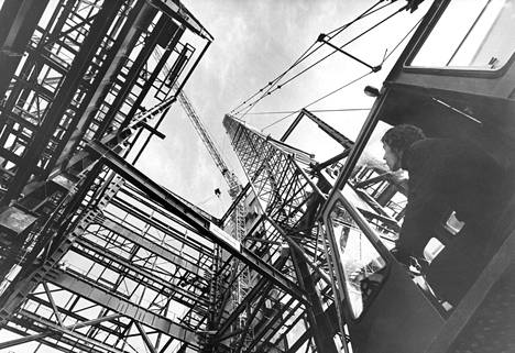 Inkoon voimalan rakentamisessa käytetään Suomessa ensimmäisen kerran suuria teräsrakenteita. Yli 60 metrin korkeuteen kiinnitettiin 17 tonnin teräspalkki, jonka nostaminen tuotti vaikeuksia.