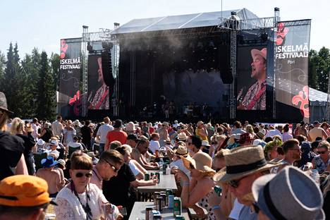 Yleisöä Iskelmäfestivaaleilla Porissa heinäkuussa 2021. Koronapassia voisi hyödyntää esimerkiksi isoissa yleisötilaisuuksissa.