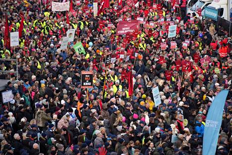 Kymmenet tuhannet osallistuivat sunnuntaina mielenosoitukseen Kööpenhaminassa parlamenttitalon edessä. 