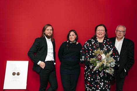 Antti Yrjönen (vas.), Liisa Huima, Hannamari Shakya ja Markus Jokela saivat Suomen Kuvalehden journalistipalkinnon korona-aikaa dokumentoivasta Poikkeustila 2020 -hankkeesta.