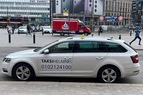 Elielinaukiolla perjantaina seissyt taksi muistutti erehdyttävästi Taksi Helsingin autoa.