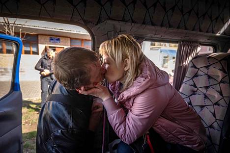 Nainen suuteli aviomiestään jäähyväisiksi Kramatorskissa Itä-Ukrainassa lauantaina lähtiessään bussin kyydissä pois. Kramatorskin rautatieasemalle oli perjantaina ammuttu ohjus, joka surmasi ainakin 52 siviiliä.