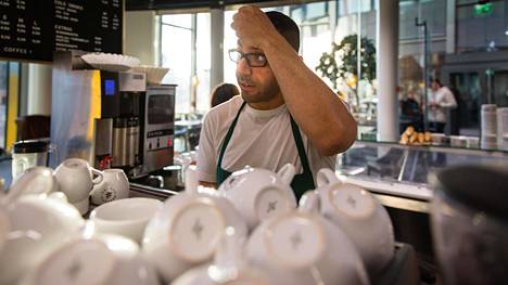 Robert's Coffeen omistaja Babak Roodsari pelkää, että rahat loppuvat ennen kuin toiminta kääntyy voitolliseksi.