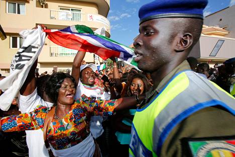 Presidentinvaalien voittajan Adama Barrown kannattajat juhlivat hänen virkavalaansa Gambian lähetystön edustalla Dakarin pääkaupungissa Senegalissa torstaina.