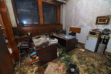 Tunkeutujien tekemiä tuhoja pormestarin toimistorakennuksessa Almatyssa.