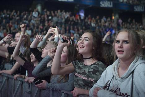 Haloo Helsinki! toi tuhannet faninsa juhlimaan Tallinnaan – katso  kuvakooste ”koko Suomen bändin” paluukeikalta - Kulttuuri 