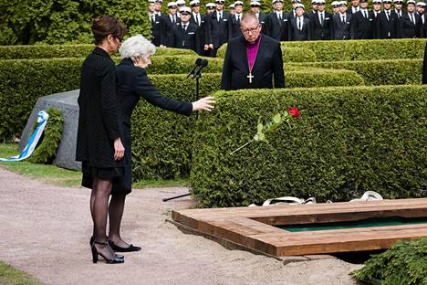 Tellervo Koivisto laski ruusun miehensä haudalle. Vierellä tytär Assi Koivisto-Allonen.