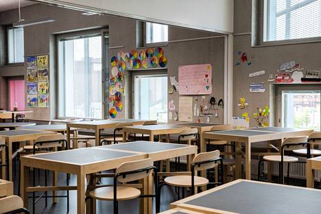 Tyhjä luokkahuone Kalasataman koulussa. Kuva on toukokuulta 2021.