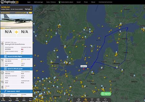 Lentoja seuraava Flightradar-sivusto näytti yhdysvaltalaisen B-52-koneen lauantaisen reitin Itämerellä.