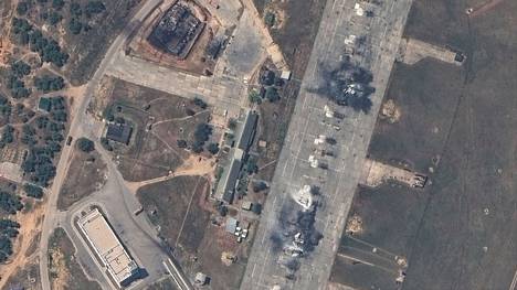 Satelliittikuva näyttää tuhoutuneita lentokoneita sekä polttoainevaraston Venäjän Belbekin-lentotukikohdassa Krimillä.