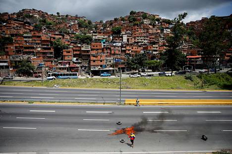 Mielenosoittaja protestoi Venezuelan presidentti Nicolás Maduron hallintoa vastaan Caracasissa kesäkuussa 2017. Venezuelaa on viime vuosina koetellut syvä taloudellinen ja humanitaarinen kriisi.
