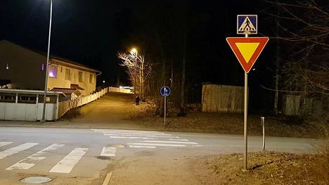 Joku pystytti oman liikennemerkin espoolaiseen risteykseen – Kaupunki  ihmettelee, kuka viitsi väsätä kärkikolmion kotioloissa - Espoo 