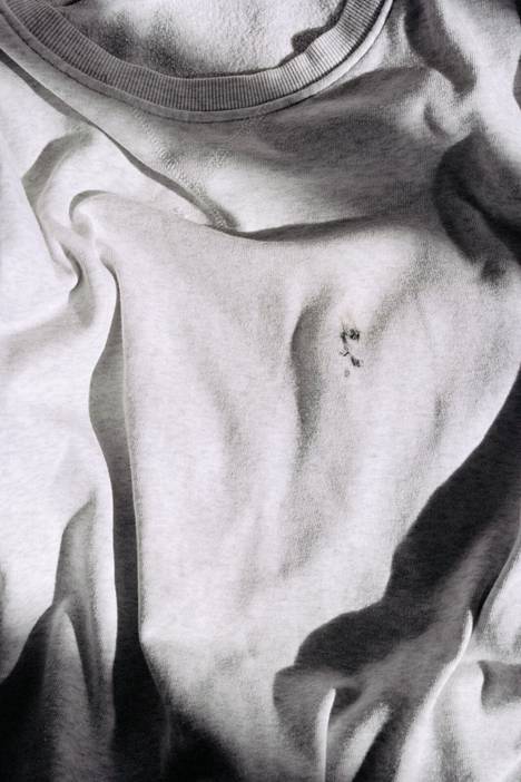 Aura Saarikoski kirjoittaa ajatuksiaan omaelämäkerrallisista valokuvista. – Tahra paidassa (kyyneleet ja ripsiväri meleeratun harmaalle), pigmenttivedos, 2021