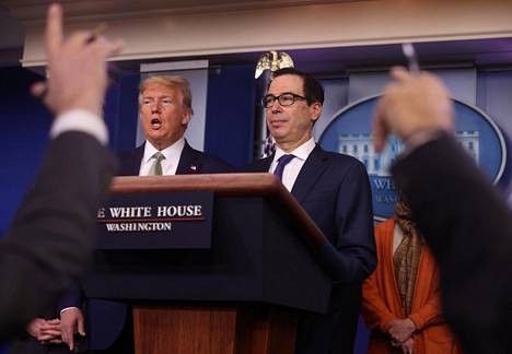 Presidentti Donald Trump ja valtiovarainministeri Steven Mnuchin tiedotustilaisuudessa Valkoisessa talossa tiistaina.