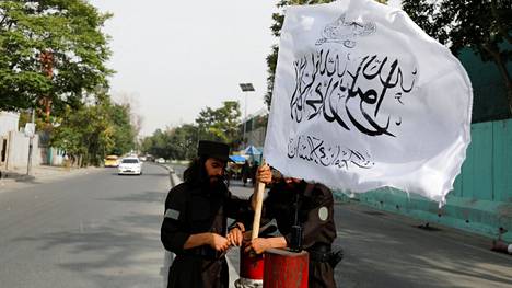 Talebanin taistelijat kiinnittivät liikkeensä lipun tarkastuspisteeseen Kabulissa heinäkuussa 2021.
