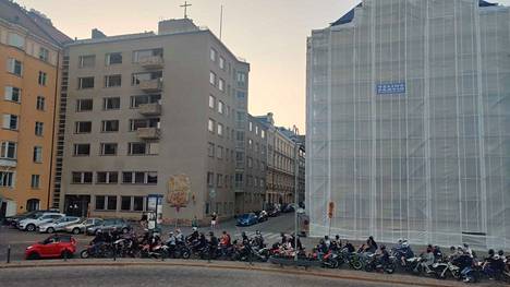 Helsinki | Helsingin keskustassa satojen mopo­nuorten kokoontuminen