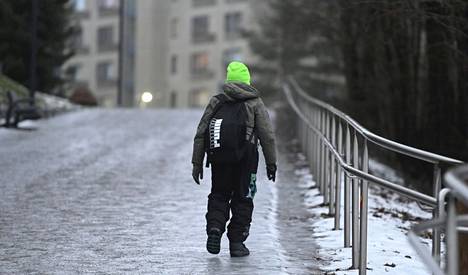 Jäinen kävelytie Espoon Suvelassa 14. joulukuuta 2021. Torstaina 13. tammikuuta 2022 jalankulkijoita varoitetaan liukastumisvaarasta. 