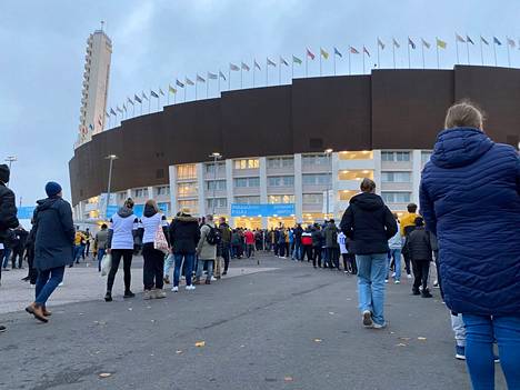 Katsojia jonottamassa Olympiastadionilla lauantaina pelattuun, käytännössä loppuunmyytyyn Suomen ja Ukrainan väliseen MM-karsintaotteluun..
