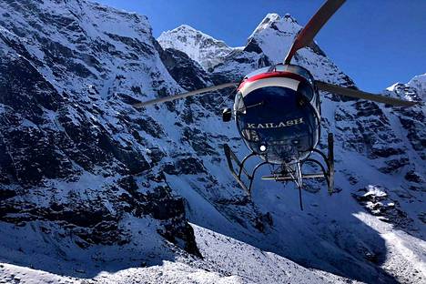 Kolme ranskalaista kiipeilijää on kateissa Himalajan vuoristossa. Pelastushelikopteri lensi maanantaina alueella, joka jäi lumivyöryn alle.