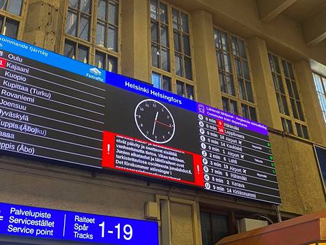 Helsingin Rautatieaseman aikataulunäytöllä näkyi häiriöilmoitus perjantaina päivällä.