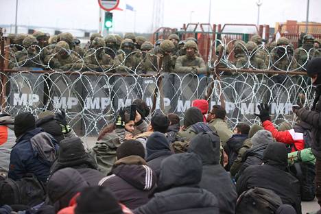 Puolalaisia sotilaita ja siirtolaisia marraskuun puolivälissä Valko-Venäjän ja Puolan rajalla. 