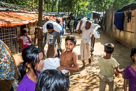 Rohingya-pakolaiset kantoivat neljä vuotta sitten riisisäkkejä ruoanjaosta alueella, johon myrsky on iskemässä tiistaina.
