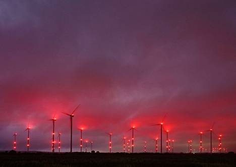 Kylmää kohti. Eurooppaa koettelee energiakriisi, minkä vuoksi maat kasaavat tukipaketteja auttaakseen energiayhtiöitä ja kansalaisia. Kuvassa tuulivoimaloita Saksan Brandenburgissa.