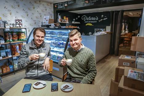 Kahviklubin käyttäjä saa juoda eri kahviloissa Vantaalta Turkuun niin paljon kahvia kuin jaksaa 14,90 euron kuukausihintaan. Kahviklubia pyörittää Toni Nurmi ja Mauri Lahti.